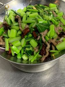 青菜烧牛肉的做法最正宗的做法_荤素搭配微辣甜，家常菜调味炖煮技巧