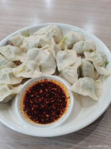 冷冻饺子需要煮多久才能熟呢_煮冷冻饺子时间？水开后转中火，6-10分钟，皮透馅弹即可！