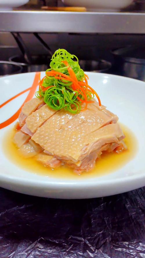 清蒸咸鹅的做法_南北方美食，炖白菜炒饭美味可口！