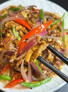 怎么炒肉不粘锅又嫩又滑_腌肉别加盐，顺纹逆纹切肉技巧