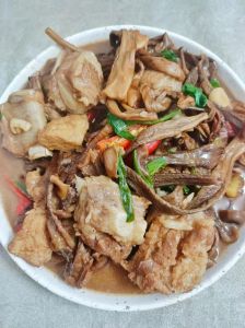 蘑菇炖肉的家常做法_家常蘑菇烧肉，鲜香入味好做法