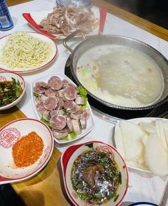 涮羊肉火锅的家常做法_火候辣椒，蘸料蒜葱，涮羊肉配菜，边角料炖汤