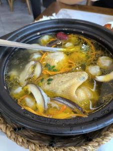 清炖整只鸡汤的做法_清炖土鸡汤，原汁原味超鲜美！