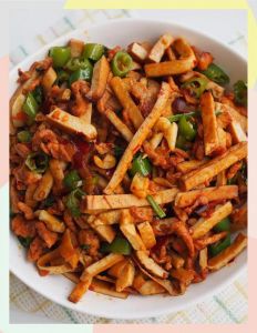 干丝肉片的家常做法_瘦肉切均匀加盐料酒，香干蒸后快炒加调料，美味可口