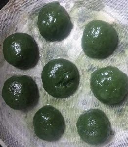 艾糍粑的家常做法_艾叶花生芝麻馅煎糍粑