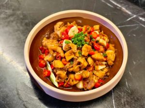 子姜爆炒鸡的做法_仔姜爆炒鸡，鲜香下饭家常菜！