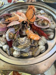 一品海鲜锅的做法_砂锅煮海鲜鲜保温，炒锅亦可控火候