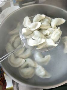 肉饺子煮多久才熟_家常饺子煮多久？看大小馅料，用心煮出美味！