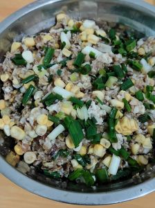 大肉韭黄香菇饺子馅的做法_手擀速冻饺皮，海鲜菇韭黄馅，现做现煮真美味！