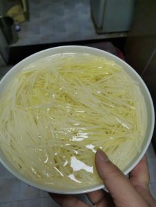 土豆丝焯水几分钟最脆_土豆丝焯水时间灵活，加盐加油快焯，冰镇增脆防黑，快炒更脆爽