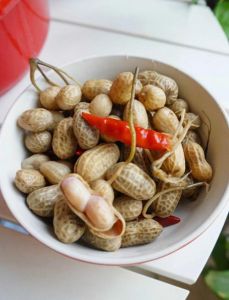 盐煮花生的家常做法_盐水泡洗腌花生，冰箱入味不咸口