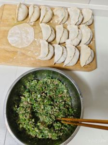 速冻水饺怎么蒸着吃_蒸冻饺子不粘不破皮技巧速看