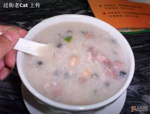 筒骨花生粥的家常做法_提前泡米煮出香浓味