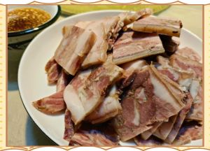 压猪头焖子正确做法_选对猪头肉，香脆解腻好滋味