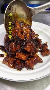 梅菜烧排骨的家常做法_梅菜烧排骨，咸香入味！