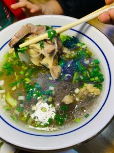 炝锅羊肉汤的家常做法_鲜美暖胃，驱寒好选择