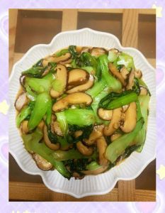 油菜蘑菇的家常做法_油菜炒蘑菇，营养美味做法简单