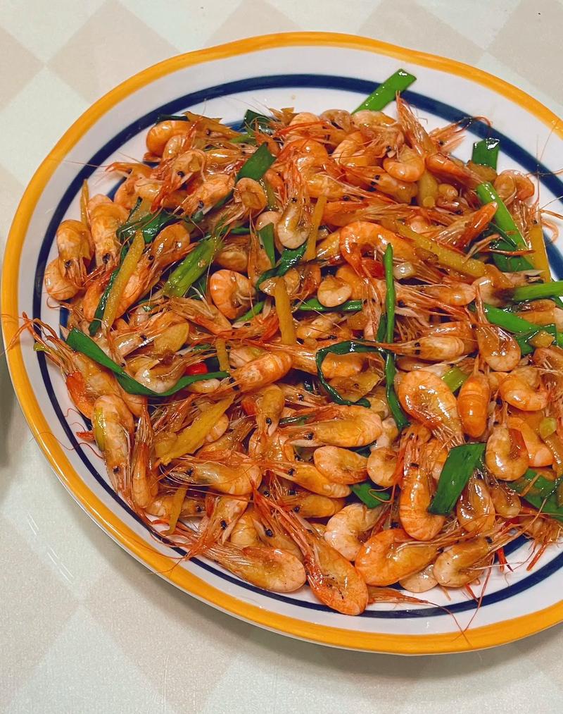 炒小河虾的家常做法_夏季小河虾爆炒美味，鲜嫩可口！