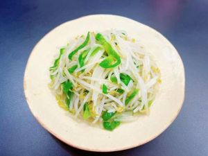 干丝炒豆芽家常做法_豆芽快炒去腥增香，豆腐丝更嫩滑