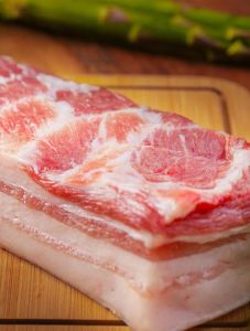 猪肉哪个部位嫩_猪肉各部位口感不同，里脊嫩滑，梅排多汁，后腿炖煮，五花肉带皮更香！