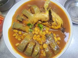 大口鲶鱼家常做法_腌鱼裹粉炸香，啤酒炖鱼味浓鲜