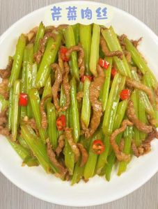 肉丝炒芹菜家常做法_芹菜炒肉丝嫩滑爽脆炒制秘诀