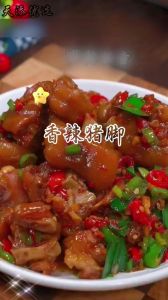 香辣猪蹄的家常做法_新鲜前蹄处理加香料，炖煮收汁猪蹄香