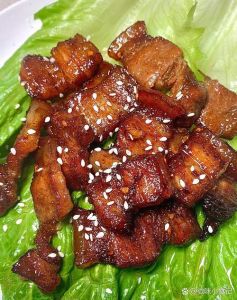 酥炸五花肉正宗做法_家常炸五花肉，外酥里嫩，香辣可口！