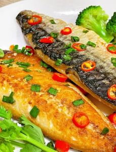 大青鱼家常简单做法_裹粉煎青鱼，红油番茄炖至酥烂