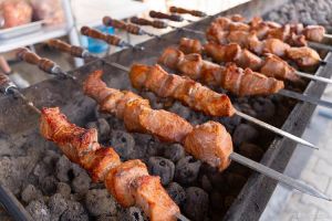 露营羊肉串腌制方法_肥瘦相间烤羊肉串，简单美味易上手