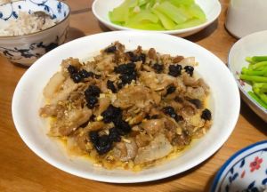 面豉酱炒花肉的家常做法_焦糖色上色增香，面豉酱爆炒炖煮肉更香