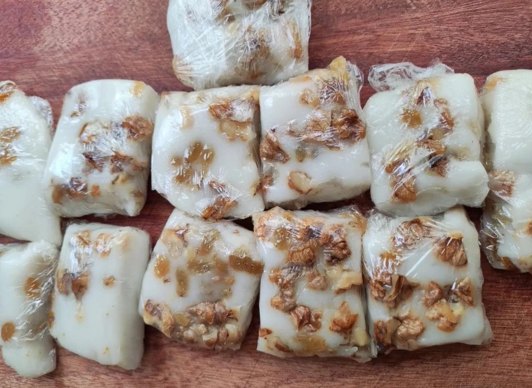 以奶香蟑螂为食材，贫穷女学生艰难还债过程中自创独特做法，体验另类美食文化的坚韧与创新