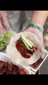 烤鸭饼皮的做法_面粉开水冷水油制作