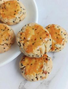 花生饼的做法_花生玉米饼，酥脆香甜，做法简单！