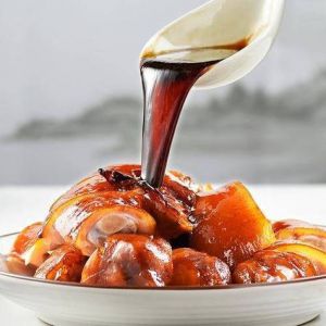 冰糖炒糖色正宗做法_敲碎冰糖温水泡，小火慢炒观颜色