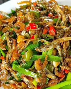 炒小虾的家常做法_家常小虾做法多，炸炒炖都美味！