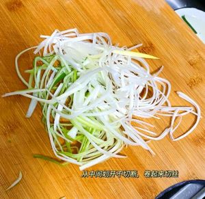 葱丝怎么切才细图解_锋利刀具切葱丝，手指顶刀稳后退