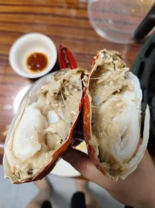 螃蟹蒸出来一坨坨白色的_蒸蟹白沫是蛋白可吃，选活蟹用料酒可减少