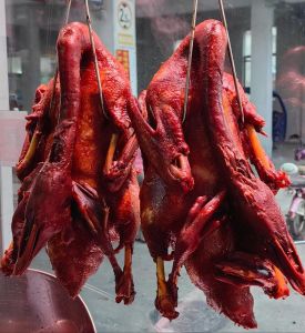 广式卤鹅的做法大全_焯水去腥，啤酒炖软，卤煮入味，烤鹅香甜