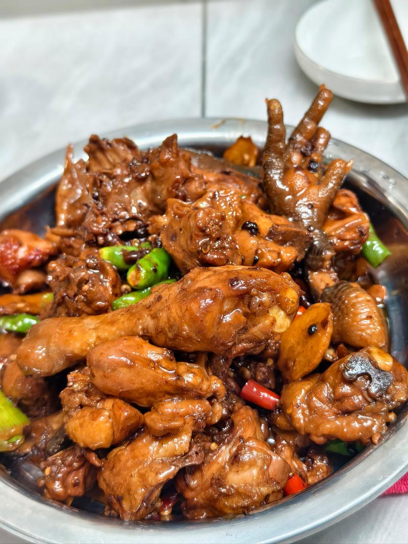 炖烧鸡的家常做法_柴鸡炖烧，风味均衡，汤汁浓稠入味