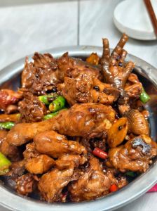 炖烧鸡的家常做法_柴鸡炖烧，风味均衡，汤汁浓稠入味