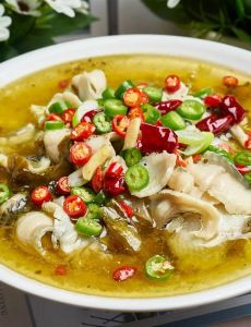 川味酸菜鱼的正宗做法_老坛酸菜配草鱼片，花椒辣椒熬出鲜香