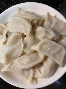 冻饺子皮煮不熟咋办_冷冻饺子易破皮？加水和盐，温水煮！