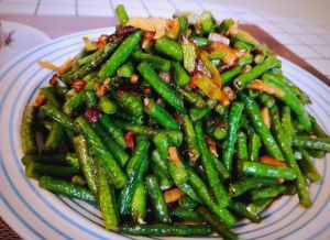 炒豇豆家常做法焯水_糖尿病友吃豇豆，焯水2-3分钟保营养