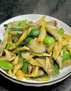 棒菇的家常做法_棒棒菇快炒更脆嫩，配肉或青红椒很美味