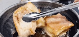 扣肉皮怎样炸起大泡_炸出虎皮扣肉关键步骤