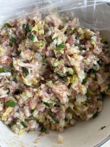 白菜肉饺子馅的做法_肉菜黄金配，美味这样做！