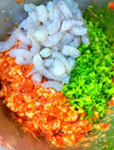 虾仁牛肉饺子馅的做法_家常虾仁牛肉饺，简单易学做法分享