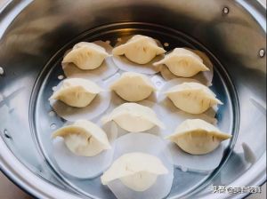 速冻水饺蒸10分钟能熟吗_水开下锅，分时蒸，留空防粘，火候得当
