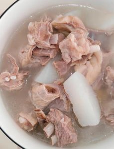 萝卜炖羊肉最正宗做法_白芷胜洋葱，冷水焯肉加料酒